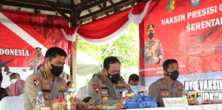 Kapolres AKBP Doni Hadi Santoso pantau vaksinasi serentak di Martapura melalui zoom meeting