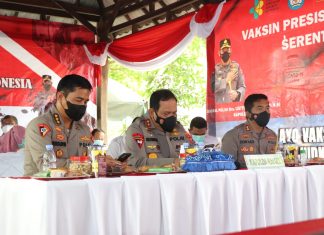 Kapolres AKBP Doni Hadi Santoso pantau vaksinasi serentak di Martapura melalui zoom meeting