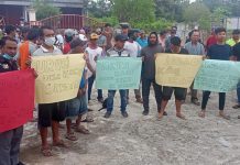Dituduh menempati lahan pemerintah daerah, warga lakukan aksi demo di kantor Camat Wanaraya