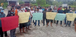 Dituduh menempati lahan pemerintah daerah, warga lakukan aksi demo di kantor Camat Wanaraya