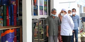 Usai direnovasi, Habib Idrus Al Habsyie serahkan kunci toko Pasar Thaybah kepada pedagang