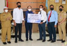 Direktur Utama PT Air Minum Intan Banjar serahkan dana CSR 2021 ke Pemkab Banjar