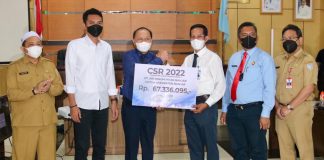 Direktur Utama PT Air Minum Intan Banjar serahkan dana CSR 2021 ke Pemkab Banjar