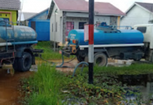 Atasi minimnya distribusi air bersih di komplek Fadillah, sejumlah mobil tangki bagikan air bersih