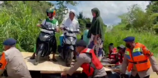 Polisi bantu evakuasi warga terdampak banjir di Desa Jati Baru Astambul