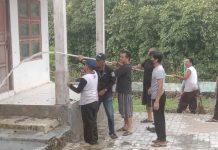 Pegawai Kecamatan dan Puskesmas Paramasan perbaiki saluran air yang rusak