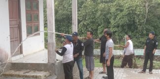 Pegawai Kecamatan dan Puskesmas Paramasan perbaiki saluran air yang rusak