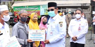 Vaksinasi ‘Bergerak’ di Gambut, H.Sahbirin Noor berikan bantuan paket sembako kepada warga