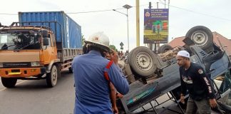 Mobil pickup terbalik di Antasan Sensor, dan sempat bikin macet jalan