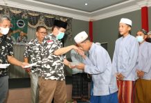 Berbagi untuk anak yatim piatu, Ketua Umum DPP Bapera Fahd A Rafiq berikan santunan
