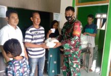 Babinsa Koramil 1010-05/CLU dampingi pembagian paket sembako PT AGM