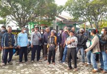 Penuhi panggilan Kejari Batola, Ketua Kelompok Tani Mulyo “dikawal” sejumlah petani plasma