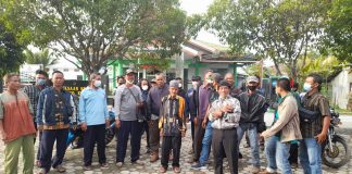 Penuhi panggilan Kejari Batola, Ketua Kelompok Tani Mulyo “dikawal” sejumlah petani plasma