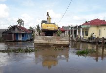 Belum rampung dikerjakan, bangunan jembatan Mekarsari sudah terlihat miring?