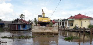 Belum rampung dikerjakan, bangunan jembatan Mekarsari sudah terlihat miring?