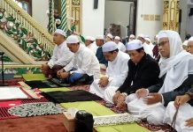 H.Saidi Mansyur dan isteri sholat id di Masjid Al Karomah Martapura