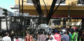 Mobil pickup “hantam” sebatang pohon dikawasan Jalan A.Yani Gambut