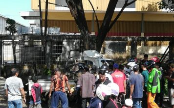 Mobil pickup “hantam” sebatang pohon dikawasan Jalan A.Yani Gambut