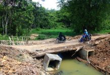 Sebuah jembatan di Desa Takuti, putus akibat terjangan air pasang disertai hujan deras