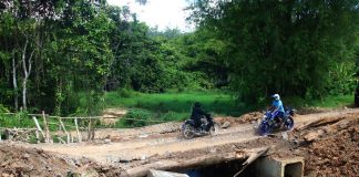 Sebuah jembatan di Desa Takuti, putus akibat terjangan air pasang disertai hujan deras