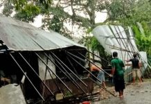 Sejumlah rumah warga di Karang Intan Sabtu sore disapu puting beliung