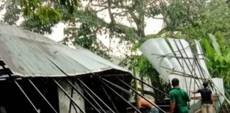 Sejumlah rumah warga di Karang Intan Sabtu sore disapu puting beliung