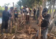 Bulan Bakti Gotong Royong, warga Anjir Muara bersihkan Jalan Usaha Tani Handil Mesjid