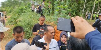 Terindikasi serobot tanah warga, mereka lantas gruduk ke areal tambang dan mengadu Ke presiden