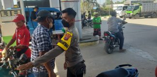 Edukasi masyarakat soal prokes, jajaran Polsek Anjir Pasar laksanakan KRYD di pasar tradisional