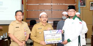 Wakil Bupati Said Idrus serahkan dana hibah program YESS kepada 38 warga