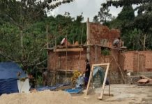 Tanpa papan proyek, sebuah bangunan di Paramasan di sorot warga