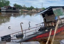 Diduga karena beban muatan, tongkang berisi minyak oli tenggelam di Sungai Alalak