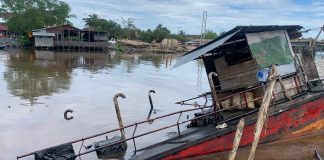 Diduga karena beban muatan, tongkang berisi minyak oli tenggelam di Sungai Alalak