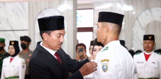 Bupati Saidi Mansyur mengukuhkan 27 pelajar sebagai anggota Paskibraka 2022