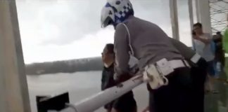Dua anggota Satlantas Polres Batola berhasil gagalkan dugaan percobaan bunuh diri seorang wanita