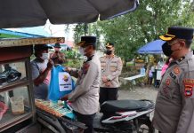 Bakti sosial kepada masyarakat, Polres Batola bagikan paket sembako