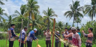 Wakil Bupati Banjar melakukan pemancangan tiang utama pembangunan LPM Aluh Aluh Kecil Muara