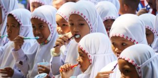HKGN 2022, siswa SDN Karang Jawa sikat gigi bersama,“Pulih Bersama Dengan Senyum Sehat Indonesia“