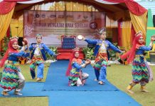 SMAN 1 Karang Intan berkreasi di pentas akhir seniman mengajar anak sekolah