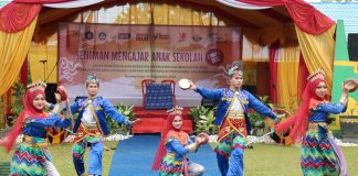 SMAN 1 Karang Intan berkreasi di pentas akhir seniman mengajar anak sekolah