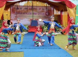 SMAN 1 Karang Intan berkreasi di pentas akhir seniman mengajar anak sekolah