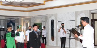 Bupati H.Saidi Mansyur melantik Direktur Utama Perumda PBB yang baru