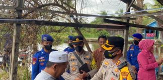 Kapolres Batola AKBP Diaz Sasongko, berikan santunan dan bantuan sembako kepada korban kebakaran Desa Tinggiran Baru