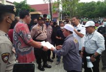 LSM KPK-APP menggelar aksi damai di PN Banjarmasin sampaikan 4 pernyataan sikap terkait kasus Mardani H. Maming