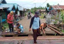 Ketua DPRD Kabupaten perbaikan jembatan Ulin di Sungai Pinang Lama dengan biaya sendiri