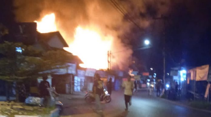 Selain menghanguskan rumah dan kios, musibah kebakaran di Jalan Sultan Adam juga menelan korban