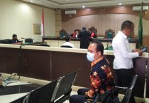 Mejelis hakim tunda sidang terdakwa Albertus Patarru dan terdakwa Suharyono