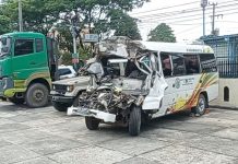 Minibus tabrak truk yang sedang parkir, 5 orang dinyatakan meninggal dunia