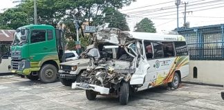 Minibus tabrak truk yang sedang parkir, 5 orang dinyatakan meninggal dunia