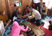 Kapolres Batola AKBP Diaz Sasongko santuni remaja pengidap kelumpuhan otak